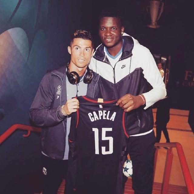 武磊受邀出席上海徐汇区足球超级联赛开幕式，并宣布比赛开幕（武磊亮相上海徐汇区足球超级联赛开幕式，宣布赛事启动）