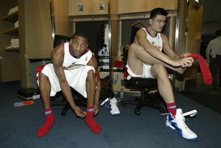 弗兰克：西蒙斯红牌上诉很难成功，范德芬的防守选择没有问题（弗兰克称西蒙斯红牌申诉胜算渺茫，范德芬的防守决策并无不当）