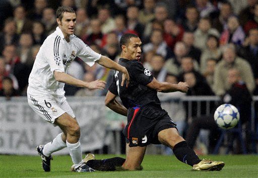 詹姆斯关键上篮助球队锁胜（詹姆斯关键上篮锁定胜局）