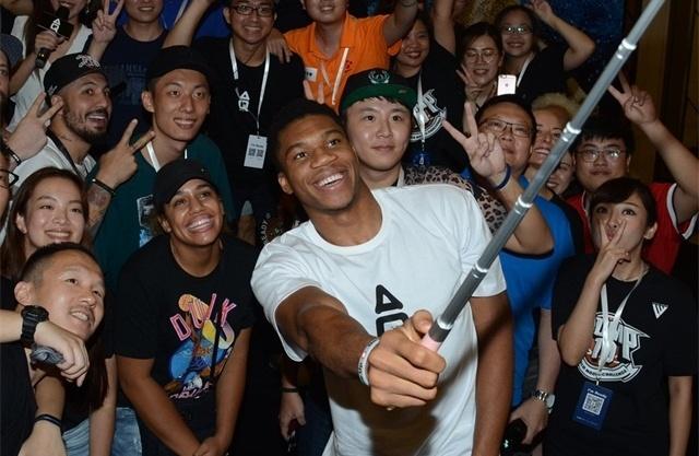 意外不断！彪哥投三分被火箭替补背后蛐蛐 老詹打脸奥科吉主动道歉（意外连连：彪哥三分惹火箭替补背后嘀咕，詹姆斯不慎击中奥科吉面部后主动致歉）