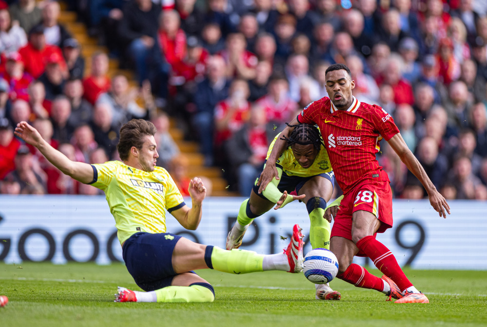 足球比赛中的关键时刻：一次关键的板球丢球与团队精神（足球赛场的关键瞬间：一次关键的板球丢球与团队精神的考验）