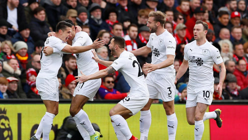 吉文：凯莱赫是欧洲三位最佳门将之一，他始终保持冷静的头脑（吉文：凯莱赫位列欧洲前三门将，始终沉着冷静）