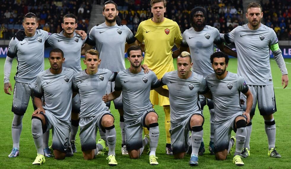 亚冠激战：柔佛VS上海海港，收官之战谁能笑傲？（亚冠末轮决战：柔佛PK上海海港，谁将笑到最后？）