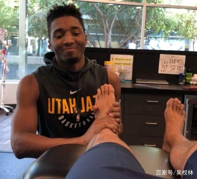 记者：莱万有一种几乎疯狂的求胜欲，他与哈维成了更衣室对手（记者：莱万胜欲近乎疯狂，与哈维在更衣室已成对立面）