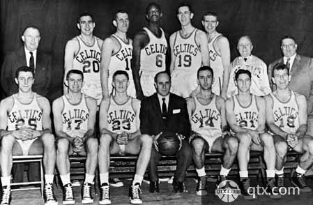 湖人詹姆斯关键封盖锁定胜局（詹姆斯致胜封盖助湖人取胜）