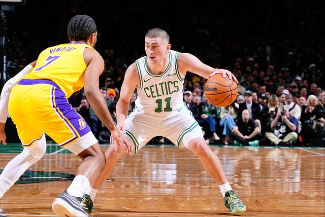 太开心了，马斯切拉诺赛后发布会上遭球员们啤酒浴“突袭”（赛后发布会大欢乐：球员突袭为马斯切拉诺献上啤酒浴）