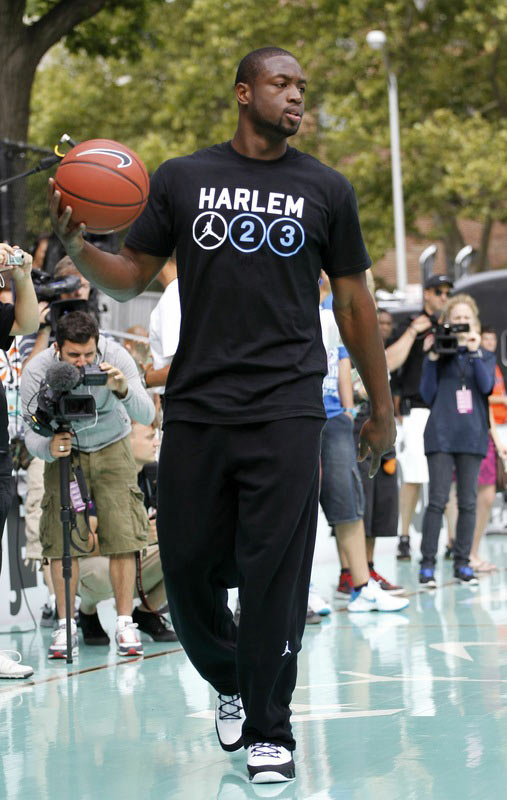 动作过大！约翰逊突破被段睿骐直接拽翻在地 后者违体（对抗过猛！约翰逊突破遭段睿骐拉拽摔倒，判罚违体犯规）