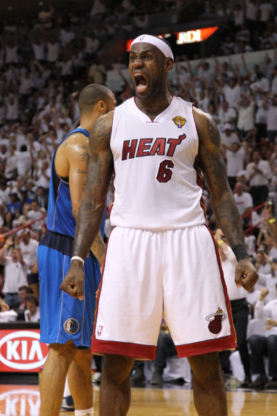 杰伦·约翰逊成为08年詹姆斯以来连续两场砍三双最年轻的前锋（杰伦·约翰逊成自2008年詹姆斯以来最年轻连砍两场三双的前锋）