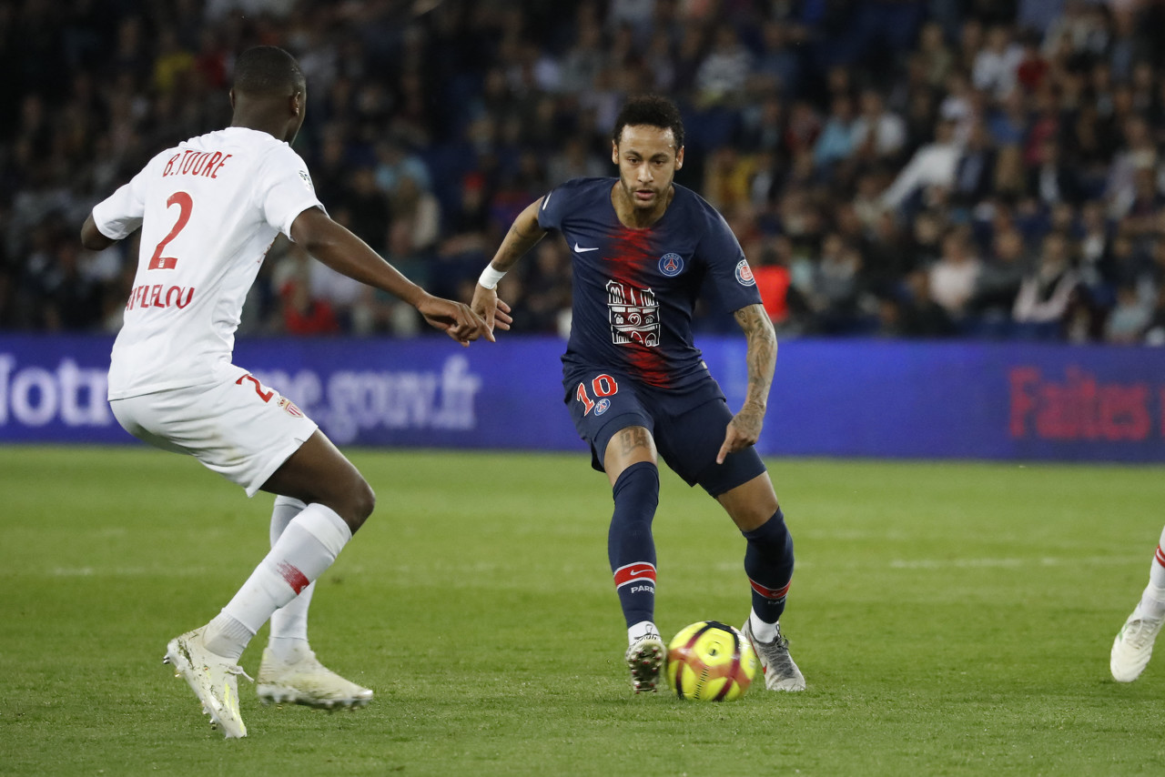 天空：谢什科在对热刺的比赛中膝盖受伤，将至少伤缺一个月（天空体育：谢什科对阵热刺膝盖受伤，至少缺阵一个月）