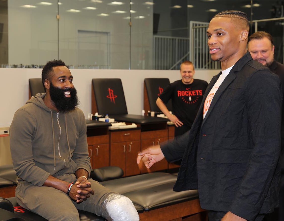 翻修球场，“连滚带爬”为的是“从从容容”（球场翻新，眼下忙乱只为将来从容）