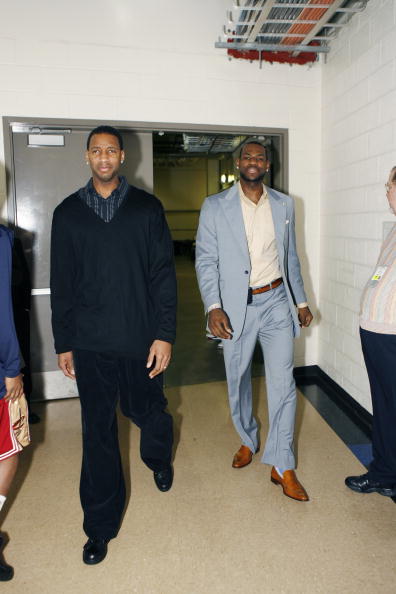 莱万：我经常带伤上场，肋骨骨折也硬撑；不着急决定未来（莱万：带伤出战成常态，肋骨骨折也坚持；未来去留不着急）