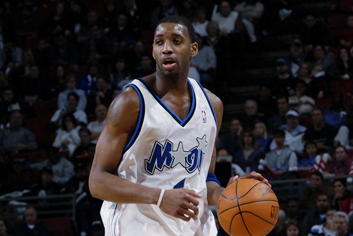 先声夺人！广东开场三分5投4中 以14-1领先合肥狂风（广东闪电开局：三分手感火热5投4中，14-1领先合肥狂风）