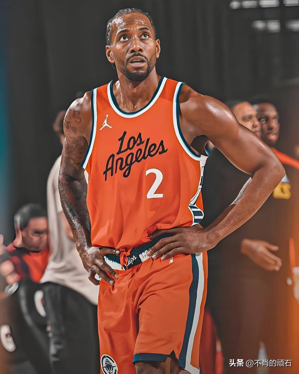 解析国米中场名将，球迷怒斥到莱万为他点赞，双刃剑用好能成惊喜（国米中场名将深度解读：从遭球迷怒喷到获莱万点赞，善用这把双刃剑或带来惊喜）