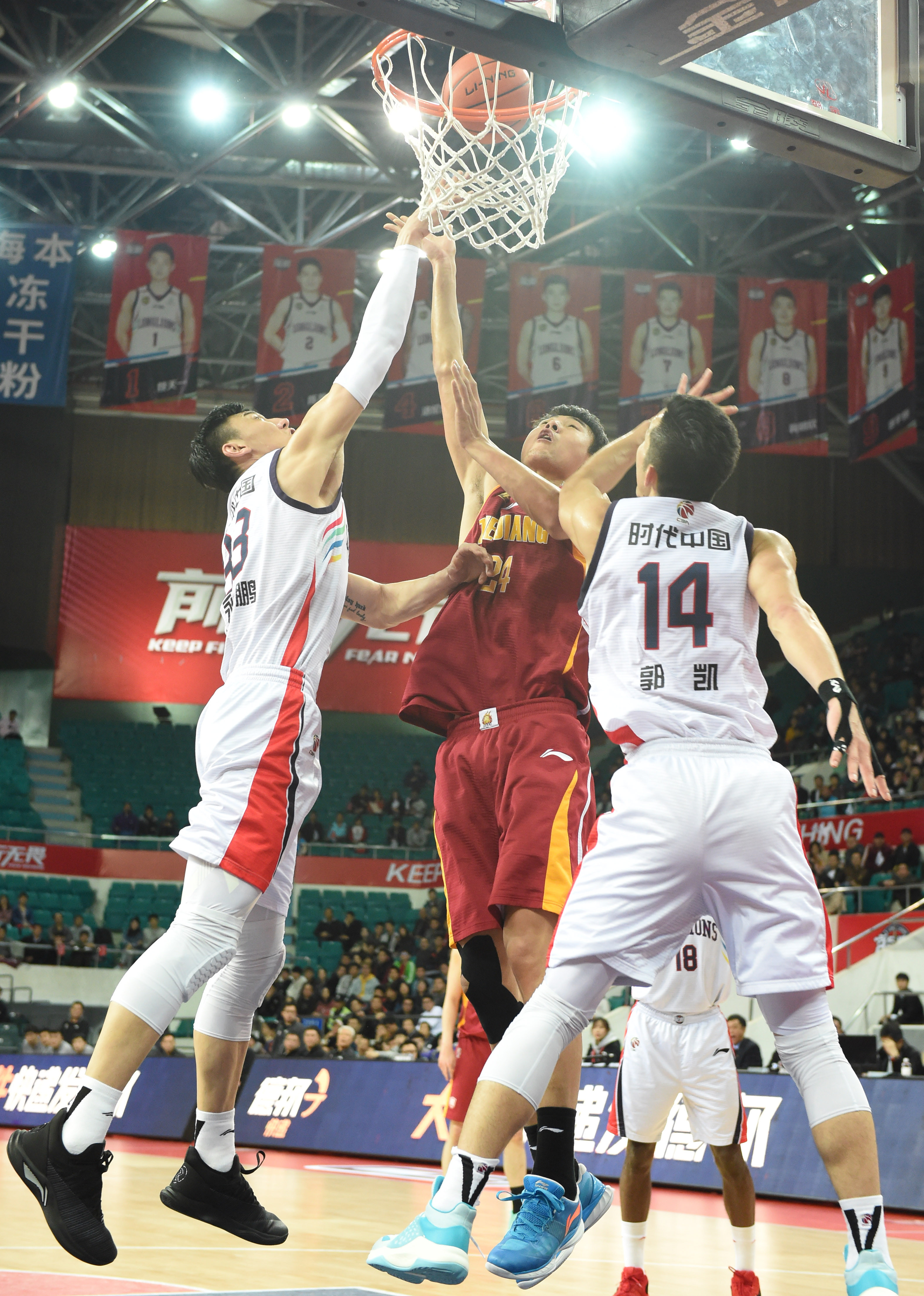 足协杯决赛收官，中国足球寻找“强力伙伴”共赴新征程（足协杯决赛落幕，中国足球携强劲伙伴开启新征程）