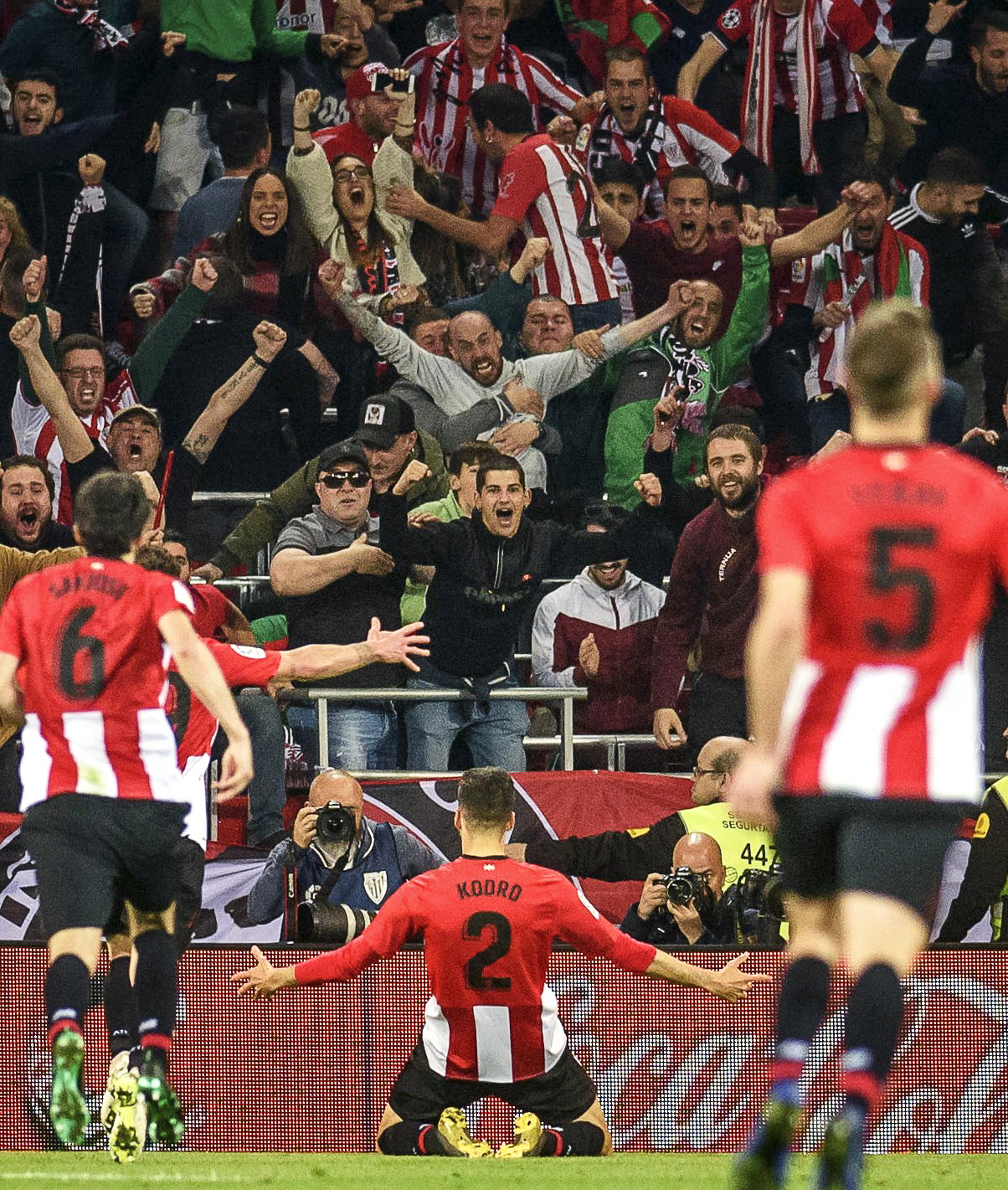 斯帅：为什么换下伊尔迪兹？我换上的是转会费5000万的奥蓬达（斯帅解释换人：伊尔迪兹下场，我派上转会费5000万的奥蓬达）