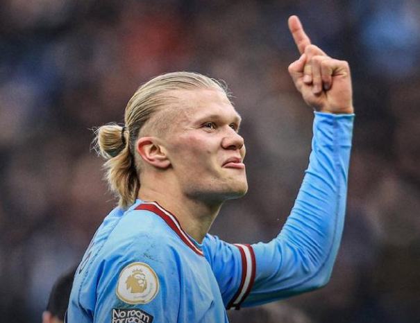 詹姆斯第15次中国行人气依旧爆棚，为上海交大球赛开球并与同学互动（詹姆斯第15次访华人气不减，在上海交大为球赛开球并与学生互动）