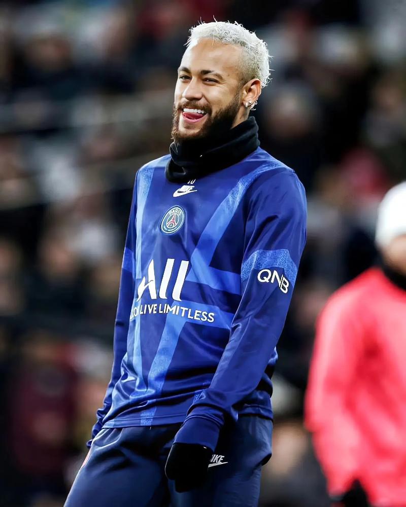 梅西球迷庆祝三周年，期待世界杯新梗（梅西球迷三周年同庆，盼世界杯再出新梗）