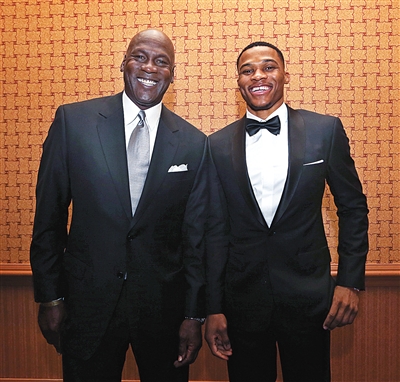 根据最新报道，独行侠队管理层有意在交易市场上寻求浓眉哥的加入。（消息称独行侠管理层正考虑通过交易引进安东尼·戴维斯）