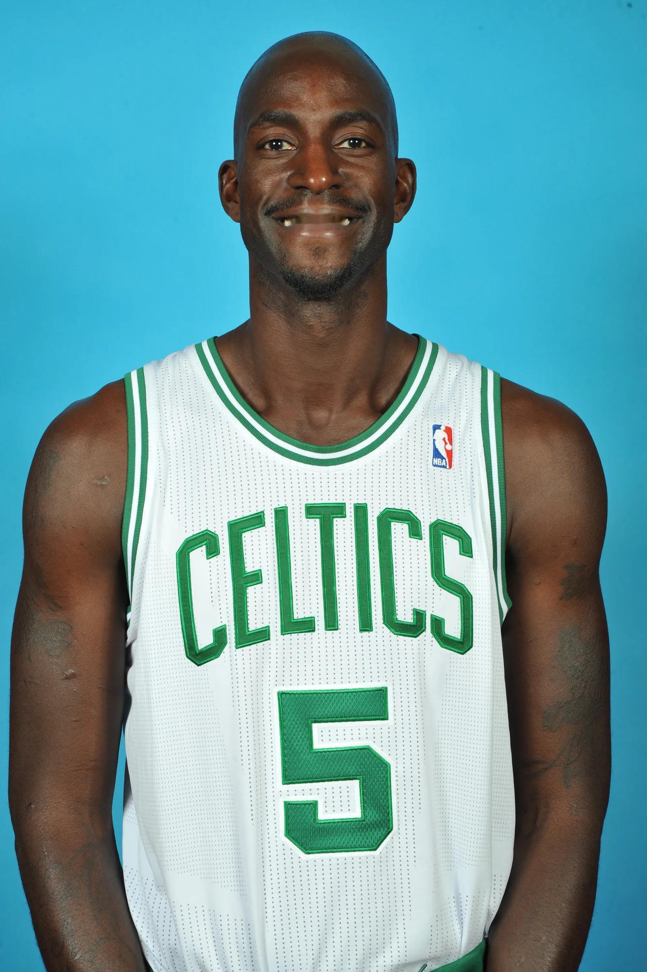 不可触碰的美，若昂-内维斯女友马达莱娜晒暗黑风妆造（冷艳不可近：若昂-内维斯女友马达莱娜晒暗黑系妆容）