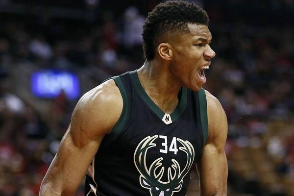 抽空拉拉球，活动活动老胳膊老腿，舒坦（忙里偷闲打拉拉球，舒展筋骨真舒坦）