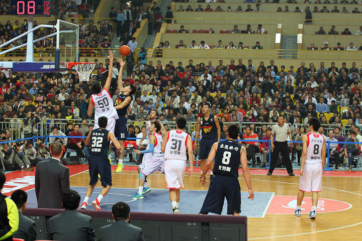 显现功力！新秀奎因弧顶击地妙传阿尔瓦拉多轻松上篮（新秀奎因弧顶击地妙传，阿尔瓦拉多轻松上篮得手）